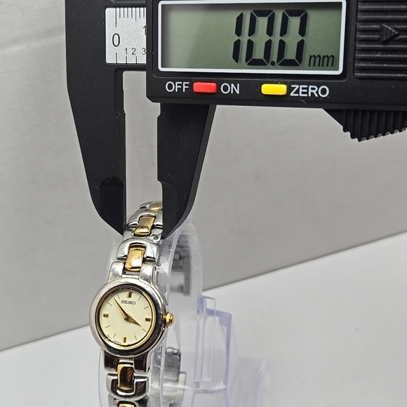 Seiko V400 1140 Womens Quartz Watch New Battery Vintage Silver Gold Tone Dainty - Picture 5 of 9
